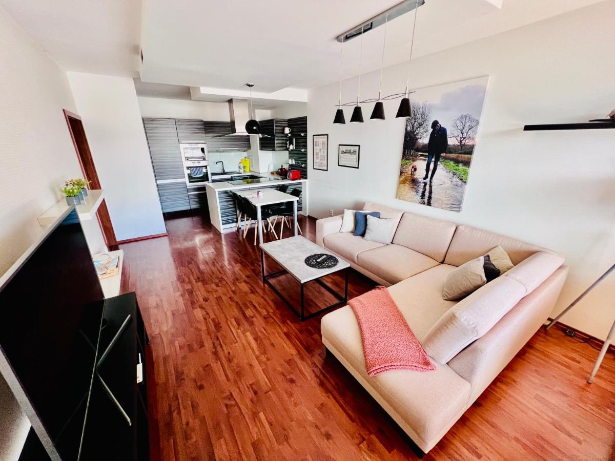 Bl Luxury Apartment, 24Hr Self Check-In, Free Private Garage Parking, Panoramic Views From Balcony, 5 Minute Walk To City Center 반스카비스트리카 외부 사진